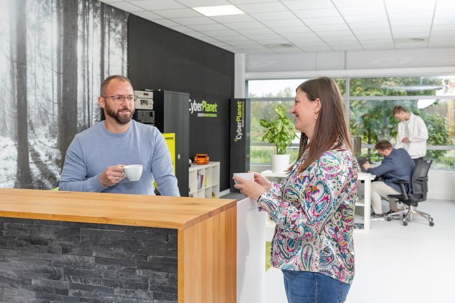 Collega van CyberPlanet aan het werk